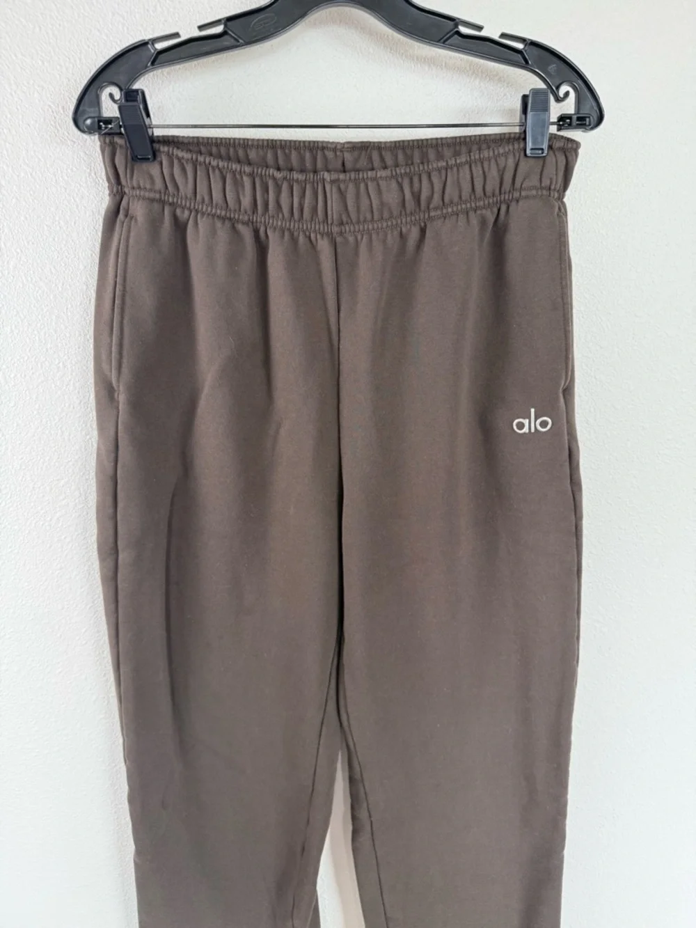 ALO Yoga Straight Leg Pants in Dark Brown